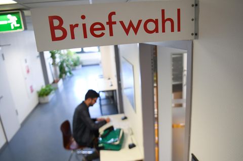 Ein Mann stellt einen Antrag zur Briefwahl. Im sächsischem Meißen will eine Frau bereits ausgefüllte Unterlagen erhalten haben.