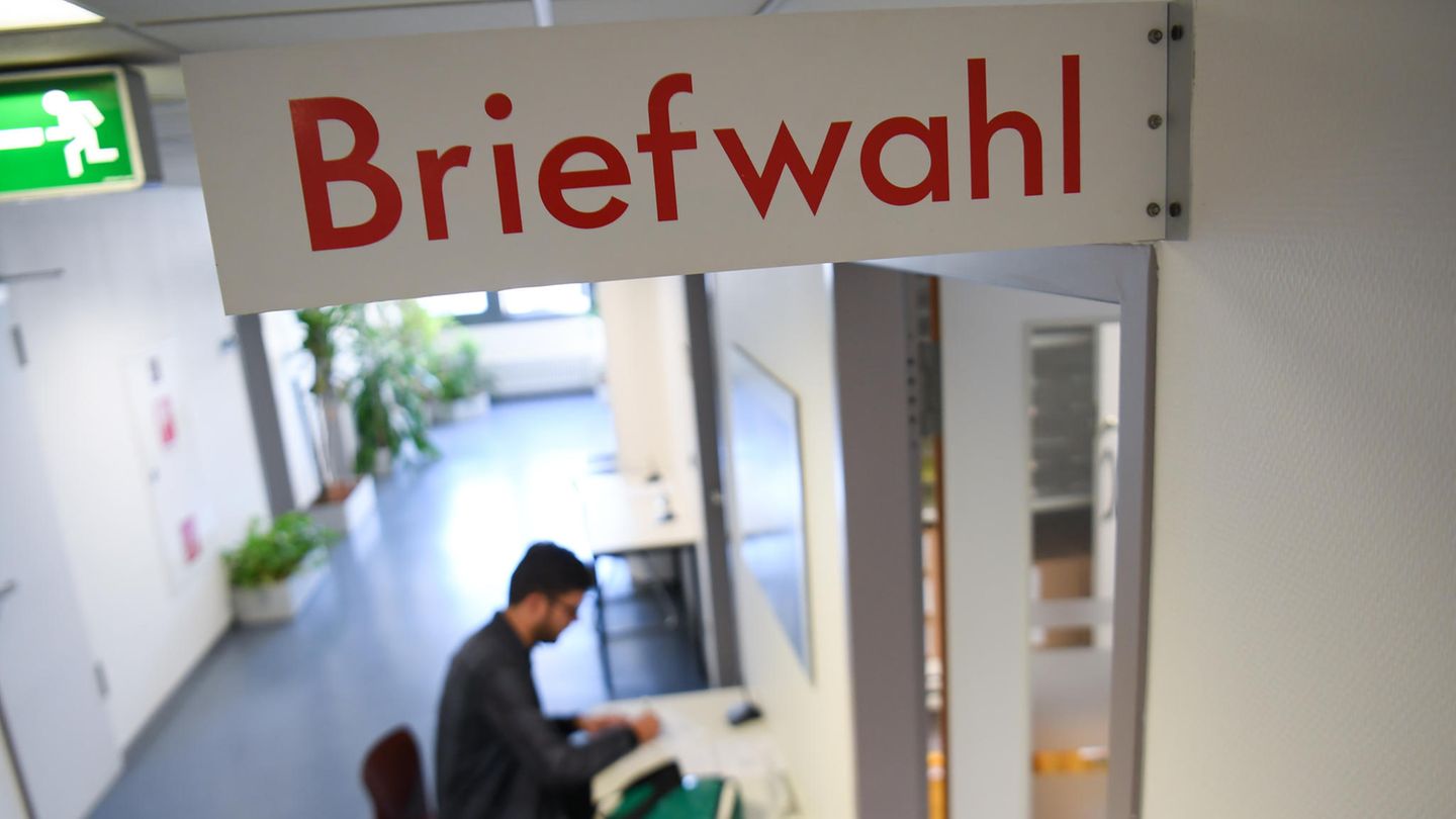 Ein Mann stellt einen Antrag zur Briefwahl. Im sächsischem Meißen will eine Frau bereits ausgefüllte Unterlagen erhalten haben.