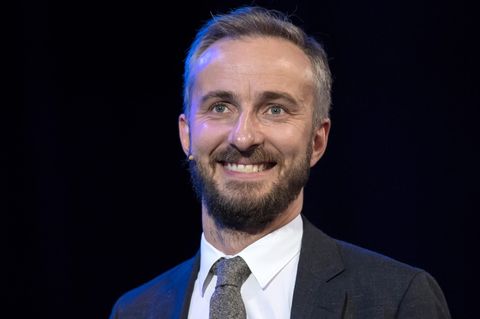 Jan Böhmermann veröffentlicht ein Musikvideo mit dem Motto "Do They Know It's Europe"