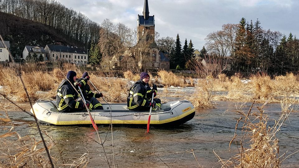Schlauchboote, Feuerwehr und Spürhunde wurden eingesetzt, um Christian zu finden