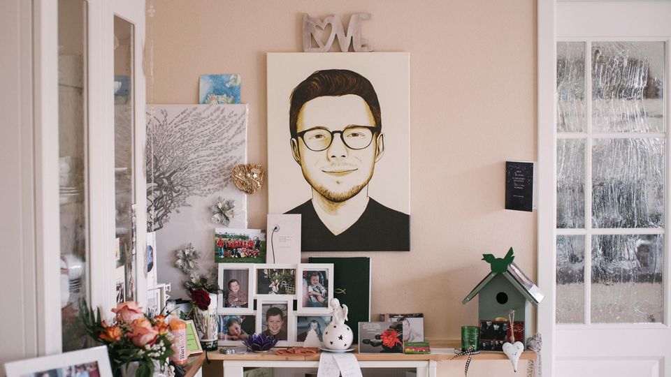 Im Haus seiner Eltern erinnern Fotos und ein großes Porträt an Christian