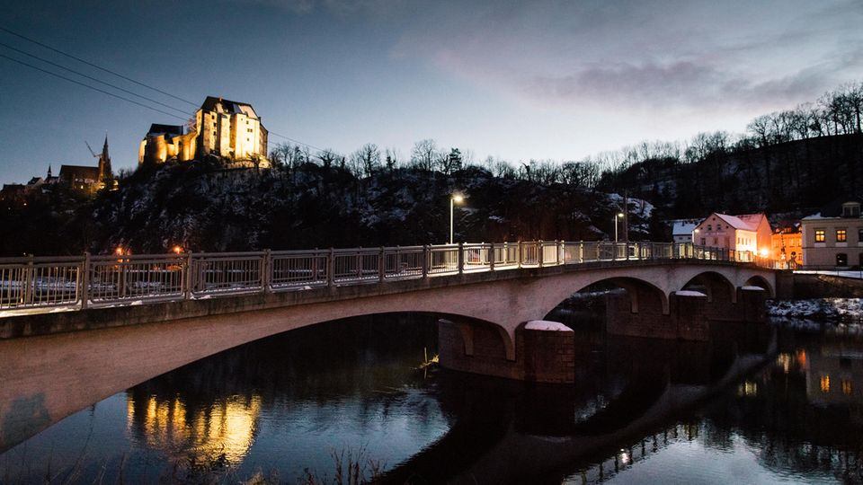 Die Kleinstadt Leisnig, der Fluss Mulde, über dem Fluss die Fußgängerbrücke. Hier wurden am 1. Januar 2019 Jacke und Papiere des Studenten Christian Morgenstern gefunden.