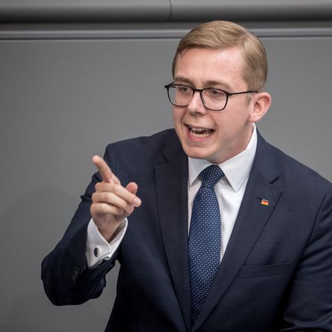 Der CDU-Bundestagsabgeordnete Philipp Amthor trägt Anzug und Krawatte und spricht im Bundestag