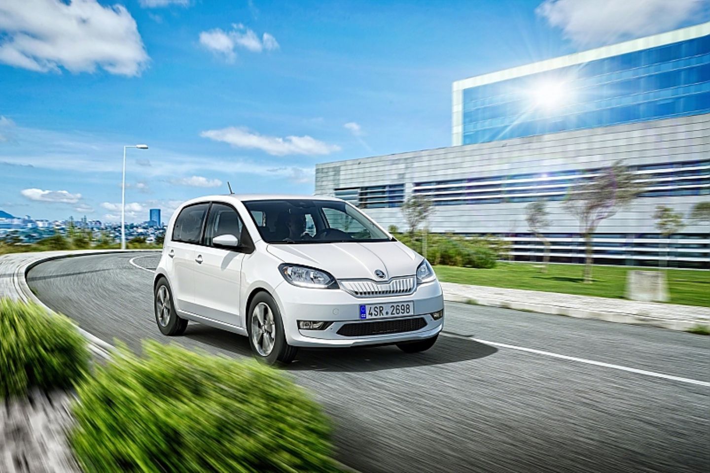 Der Skoda Citigo e iV ist am geschlossenen Kühlergrill zu erkennen