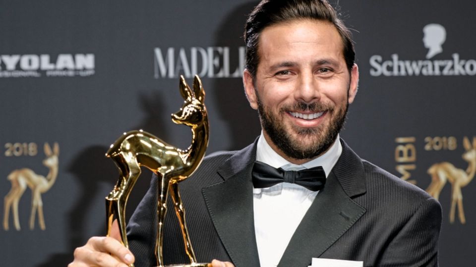 Werder Bremen: 2018 bekommt Claudio Pizarro ein goldenes Reh für seine Karriere 2018 bekommt Claudio Pizarro ein goldenes Reh für seine Karriere