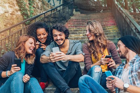 Stiftung Warentest nahm 21 aktuelle Smartphones unter die Lupe