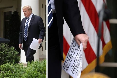Donald Trump hält in seiner linken Hand einen Zettel mit handgeschriebenen Notizen