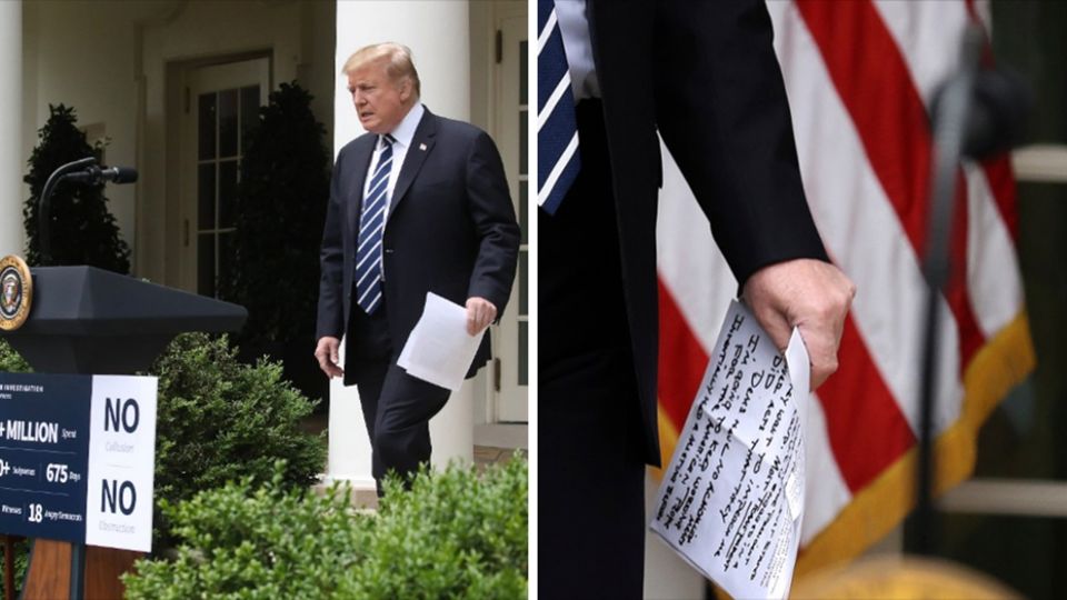 Donald Trump hält in seiner linken Hand einen Zettel mit handgeschriebenen Notizen