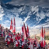 Peru / Berg-Wanderung  Fahnen, Essen, ein ganzes Zeltdorf tragen die Pilger den Berg Qullqip'unqu hinauf bis zu 4700 Meter Höhe. Hier feiern sie Fronleichnam. In die katholischen Riten mischen sich alte Traditionen der Sternanbetung für eine gute Ernte. Vom Berg brachten sie einst Blöcke des Gletschers – als Weihwasser. Das ist heute verboten, zu sehr ist das ewige Eis geschmolzen.