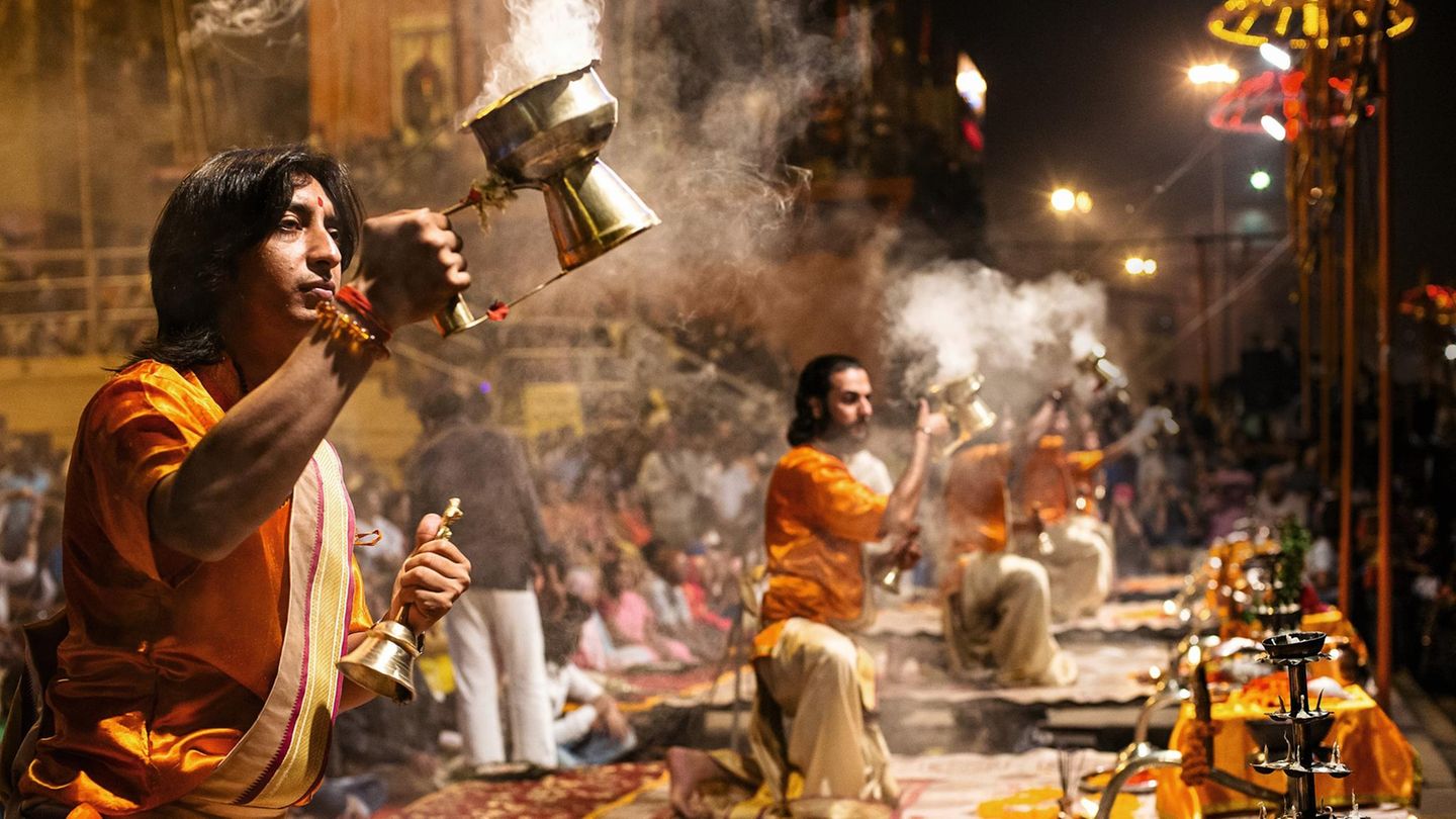 Pilgerstätten: Indien / Feuerlicht Zu Beginn ertönt ein Muschelhorn am Fluss Ganges in Varanasi. Dann beginnen die jungen Priester zu Zimbelklängen Feuerlampen zu schwenken. Das Aarti-Ritual wird von gläubigen Hindus täglich abgehalten. Es soll in der Konzentration auf die Elemente und Bewegung den Menschen näher zu Gott bringen. Und Gott näher an die Menschen. Indien / Feuerlicht Zu Beginn ertönt ein Muschelhorn am Fluss Ganges in Varanasi. Dann beginnen die jungen Priester zu Zimbelklängen Feuerlampen zu schwenken. Das Aarti-Ritual wird von gläubigen Hindus täglich abgehalten. Es soll in der Konzentration auf die Elemente und Bewegung den Menschen näher zu Gott bringen. Und Gott näher an die Menschen.