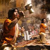 Indien / Feuerlicht  Zu Beginn ertönt ein Muschelhorn am Fluss Ganges in Varanasi. Dann beginnen die jungen Priester zu Zimbelklängen Feuerlampen zu schwenken. Das Aarti-Ritual wird von gläubigen Hindus täglich abgehalten. Es soll in der Konzentration auf die Elemente und Bewegung den Menschen näher zu Gott bringen. Und Gott näher an die Menschen.