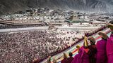 China / Bildnis  Mönche des Labrang-Klosters entrollen zum tibetischen Neujahr einen 20 mal 30 Meter großen Teppich mit dem Antlitz Buddhas. Die eingerollte "Thangka" wurde zuvor durch die Straßen des Klosterkomplexes getragen. Dabei rangeln Gläubige mit Wächtern, um die Stoffbahn einmal berühren zu können.