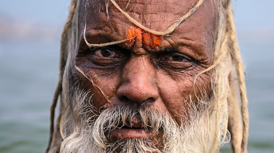 Indien / Askese  Sadhu Baba Laxman nimmt ein Bad im Fluss Ganges in Varanasi. Mönche wie er leben meist in Isolation, zurückgezogen auf Bergen oder in Wäldern, ohne eigenen Besitz. Gläubige geben ihnen, was sie zum Leben brauchen. Und verehren die heiligen Männer im ganzen Land.