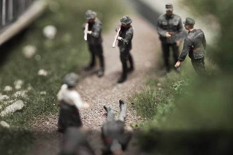 Zum 70. Jubiläum des Grundgesetzes zeigt das Miniatur-Wunderland anhand von Beispielen aus der jüngeren Geschichte, wie eine Welt ohne Grundrechte aussehen könnte. 
