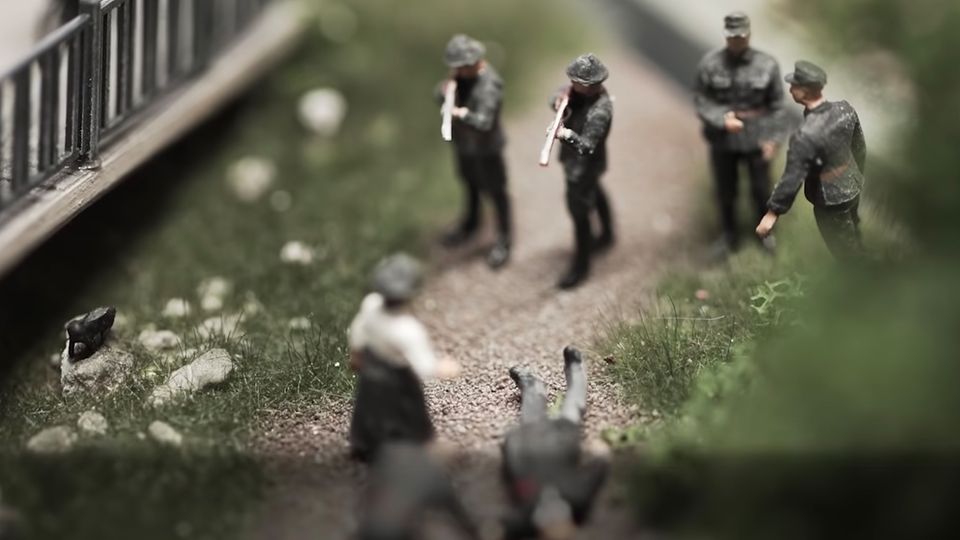 Miniatur-Wunderland : Zum 70. Jubiläum des Grundgesetzes zeigt das Miniatur-Wunderland anhand von Beispielen aus der jüngeren Geschichte, wie eine Welt ohne Grundrechte aussehen könnte. Zum 70. Jubiläum des Grundgesetzes zeigt das Miniatur-Wunderland anhand von Beispielen aus der jüngeren Geschichte, wie eine Welt ohne Grundrechte aussehen könnte.