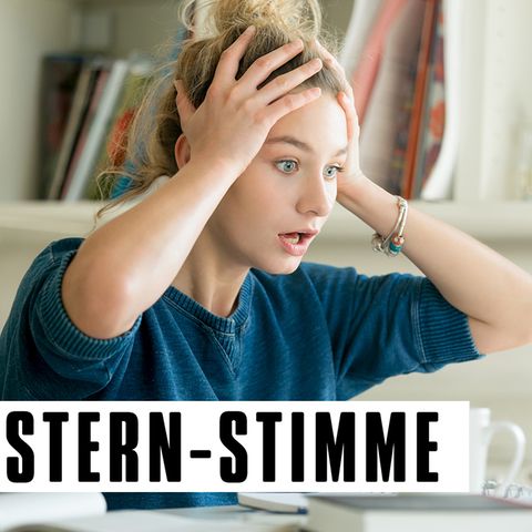 Junge Frau guckt erschreckt auf Bildschirm