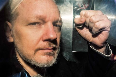 Julian Assange in einem Gefängniswagen in London