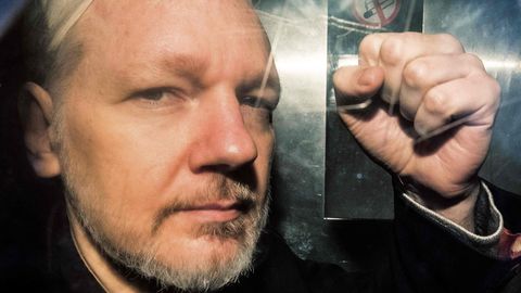 Julian Assange in einem Gefängniswagen in London