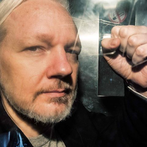 Julian Assange in einem Gefängniswagen in London