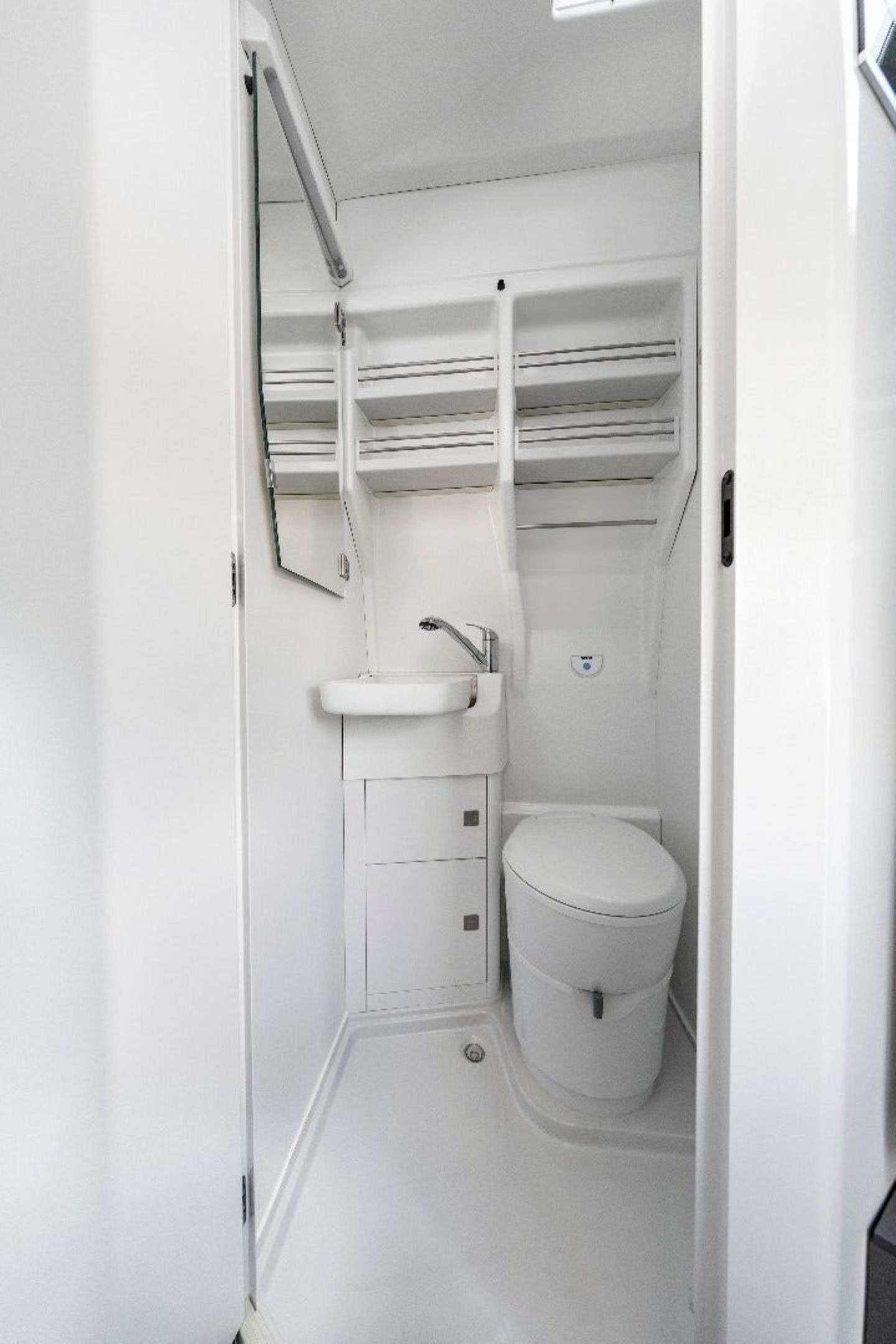 Im Grand California gibt es ein WC und eine Kombi-Dusche.