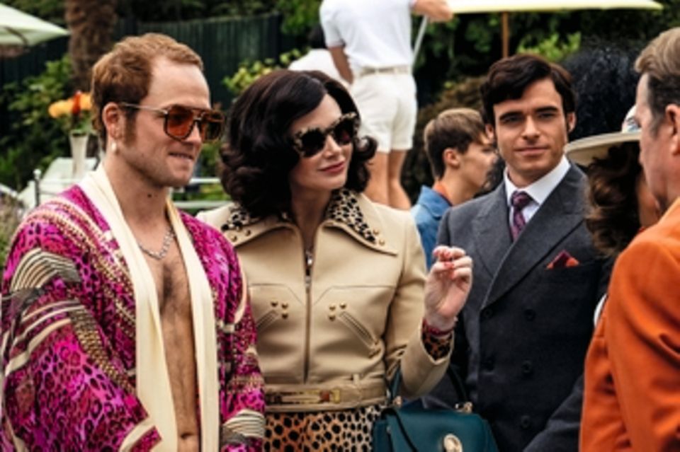 Schauspielkarriere: Nach Freddie Mercury bekommt nun der nächste schwule Rock-Superstar ein filmisches Denkmal. "Rocketman" konzentriert sich auf die frühen Jahre von Elton John, einfühlsam gespielt und gesungen von Taron Egerton. Die Kostüme wechseln im Minutentakt, die Drogen auch. Doch das Musical verlässt sich zu sehr auf die Kraft von Johns Songs und geht nur selten in die Tiefe. Start: 30. Mai. Nach Freddie Mercury bekommt nun der nächste schwule Rock-Superstar ein filmisches Denkmal. "Rocketman" konzentriert sich auf die frühen Jahre von Elton John, einfühlsam gespielt und gesungen von Taron Egerton. Die Kostüme wechseln im Minutentakt, die Drogen auch. Doch das Musical verlässt sich zu sehr auf die Kraft von Johns Songs und geht nur selten in die Tiefe. Start: 30. Mai.