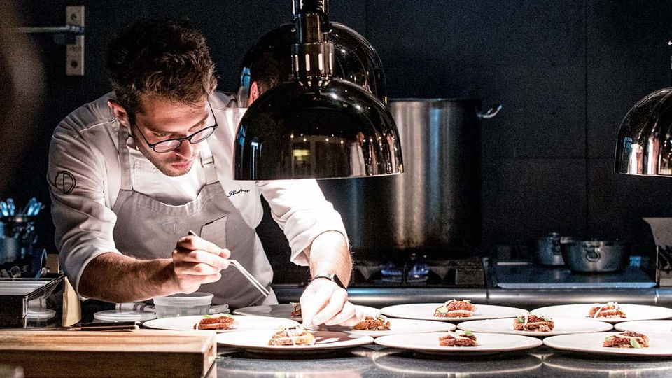 Trendziel Israel: Die hohe Kunst des Kochens: Mit einer Pinzette legt Raz Rahav Portulakblätter auf die Entenfilets. Sein Restaurant OCD gilt als eines der besten der Stadt. Die hohe Kunst des Kochens: Mit einer Pinzette legt Raz Rahav Portulakblätter auf die Entenfilets. Sein Restaurant OCD gilt als eines der besten der Stadt.