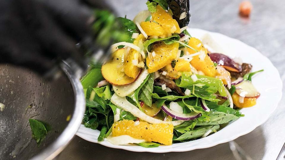 Trendziel Israel: Salat mit Orange, Nektarine und Kalbsbries im M25 Salat mit Orange, Nektarine und Kalbsbries im M25