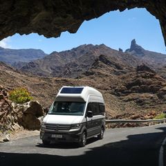 Der Grand California basiert auf dem großen Van von Volkswagen, dem Crafter. Der altbekannte California  ohne den Zusatz "Grand" baut auf dem deutlich kleineren VW-Transporter auf.