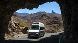 Der Grand California basiert auf dem großen Van von Volkswagen, dem Crafter. Der altbekannte California  ohne den Zusatz "Grand" baut auf dem deutlich kleineren VW-Transporter auf.