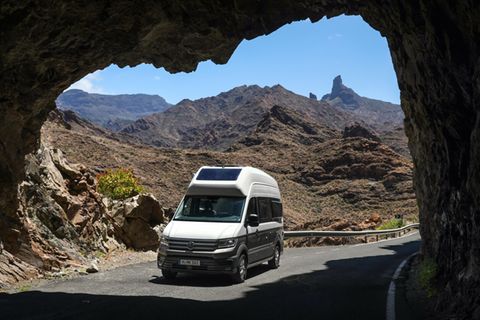 Der Grand California basiert auf dem großen Van von Volkswagen, dem Crafter. Der altbekannte California  ohne den Zusatz "Grand" baut auf dem deutlich kleineren VW-Transporter auf.