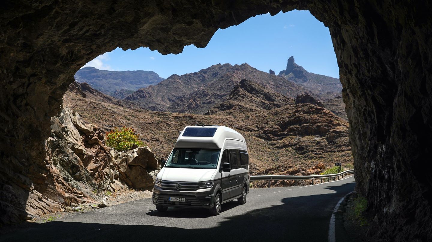 Der Grand California basiert auf dem großen Van von Volkswagen, dem Crafter. Der altbekannte California  ohne den Zusatz "Grand" baut auf dem deutlich kleineren VW-Transporter auf.