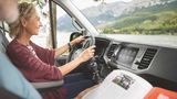 Ein Camper ist nicht nur zum Stehen da, er ist zum Reisen gebaut. Und da hat man mit dem Crafter ein exzellentes Basisfahrzeug, das problemlos mit einem Leergewicht von drei Tonnen zurechtkommt.