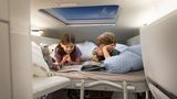 Im Alkoven ist Platz für ein festes Kinder- beziehungsweise Enkelbett. Auch kleinere Erwachsene finden hier einen Schlafplatz. Im Heck gehen VW Nutzfahrzeuge bei der 680er Version in die Vollen: Das Bett misst dort zwei Meter bei einer Breite von 170 Zentimetern. Im 600er liegt das Master-Bett quer. Dadurch ist es 193 lang. Je nach Größe und gewohnter Schlafposition kann es hier eng werden.