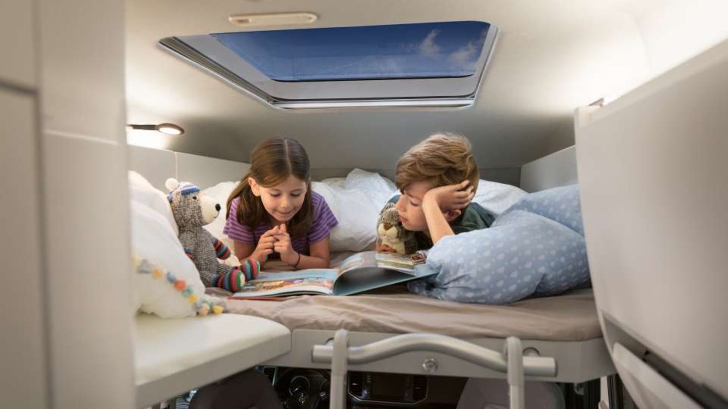 Im Alkoven ist Platz für ein festes Kinder- beziehungsweise Enkelbett. Auch kleinere Erwachsene finden hier einen Schlafplatz. Im Heck gehen VW Nutzfahrzeuge bei der 680er Version in die Vollen: Das Bett misst dort zwei Meter bei einer Breite von 170 Zentimetern. Im 600er liegt das Master-Bett quer. Dadurch ist es 193 lang. Je nach Größe und gewohnter Schlafposition kann es hier eng werden.