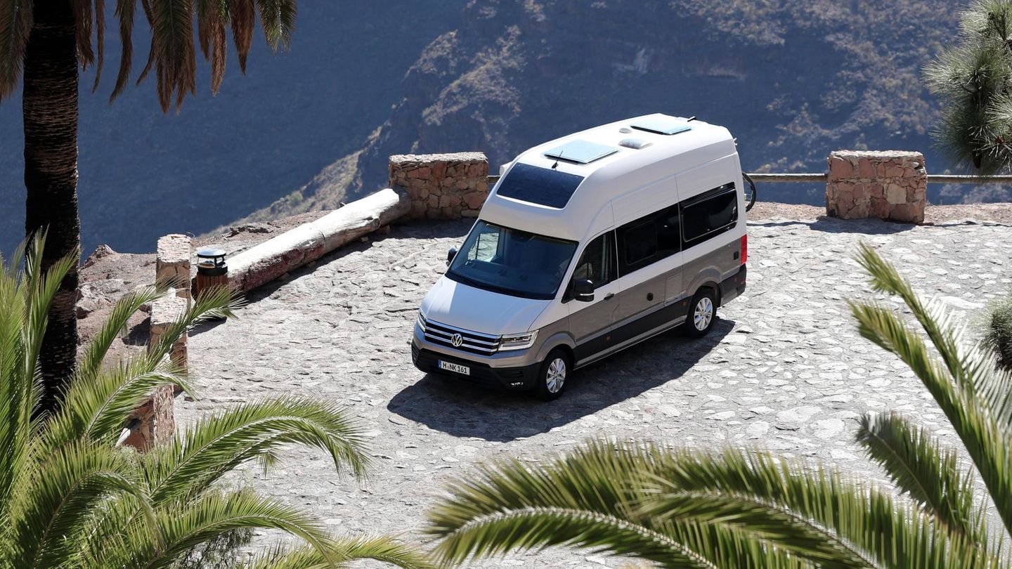 Bei den Grundpreisen, die natürlich beliebig aufgeblasen werden können, macht VW Nutzfahrzeuge eine Kampfansage: Den Grand California 600 gibt es ab 55.000 Euro, den 680er ab 57.100 Euro. Das ist gewiss nicht billiger als vergleichbare Modelle von Drittanbietern, aber eben auch nicht exorbitant teurer – vor allem dann wenn das Basisfahrzeug ein Crafter sein soll
