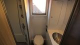 Dusche, Toilette und Waschbecken dürfen nicht fehlen.