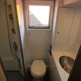 Dusche, Toilette und Waschbecken dürfen nicht fehlen.