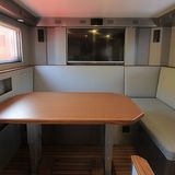 Ein Blick hinter die Fahrerkabine.