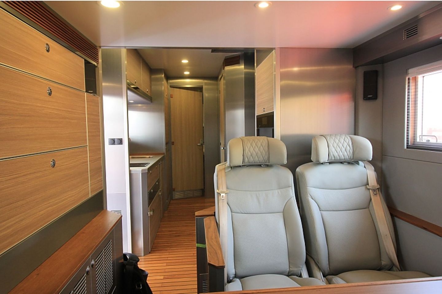 Verstellbare Komfortsitze und jede Menge Platz.