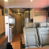 Verstellbare Komfortsitze und jede Menge Platz.