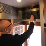 Armadillo-Chef Alex Qian macht das Sonnendeck klar.