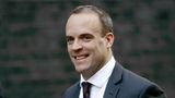 Dominic Raab lächelt