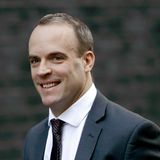 Dominic Raab lächelt