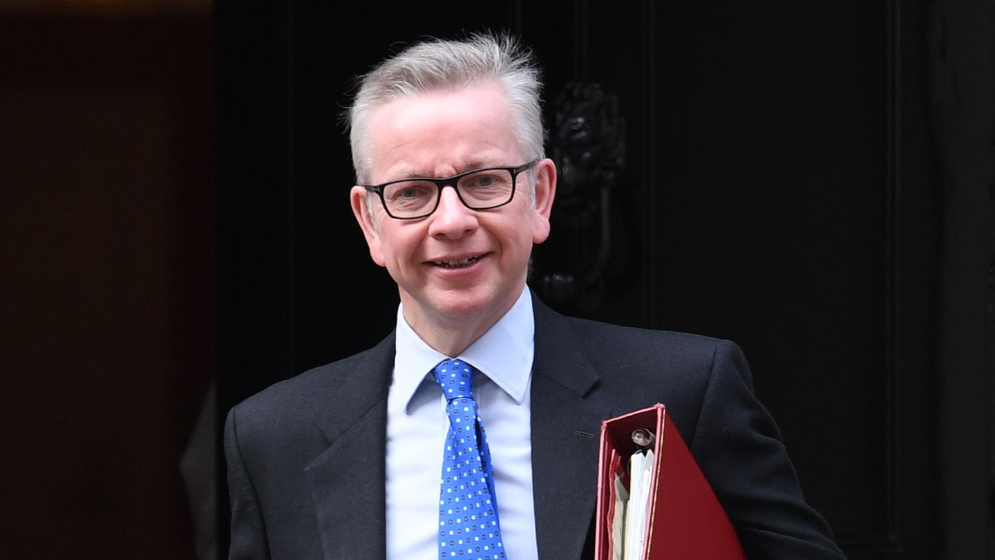 Michael Gove trägt einen roten Aktenordner unter dem Arm