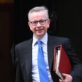 Michael Gove trägt einen roten Aktenordner unter dem Arm