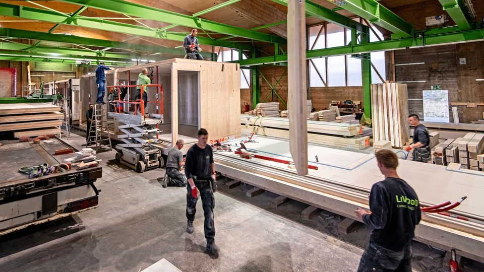 Wegsaniert und rausgemietet: Die Holzmodule liefert eine nahe "Feldfabrik". Montieren, fertig! Die Holzmodule liefert eine nahe "Feldfabrik". Montieren, fertig!