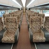 Die Sitze sind breiter als in deutschen Zügen . 