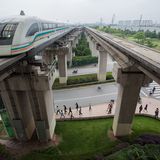 Lesen Sie auch: 1000 km/h - Chinas neue Züge sind schneller als ein Flugzeug  Magnetschwebebahn plus Vakuumröhre – mit der Kombination wollen Chinas Ingenieure Züge bauen, die schneller als Flugzeuge vorankommen. Und auch das herkömmliche Eisenbahnnetz soll in den nächsten Jahren auf Tempo 400 gebracht werden.