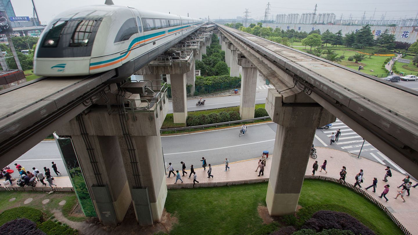 Lesen Sie auch: 1000 km/h - Chinas neue Züge sind schneller als ein Flugzeug  Magnetschwebebahn plus Vakuumröhre – mit der Kombination wollen Chinas Ingenieure Züge bauen, die schneller als Flugzeuge vorankommen. Und auch das herkömmliche Eisenbahnnetz soll in den nächsten Jahren auf Tempo 400 gebracht werden.