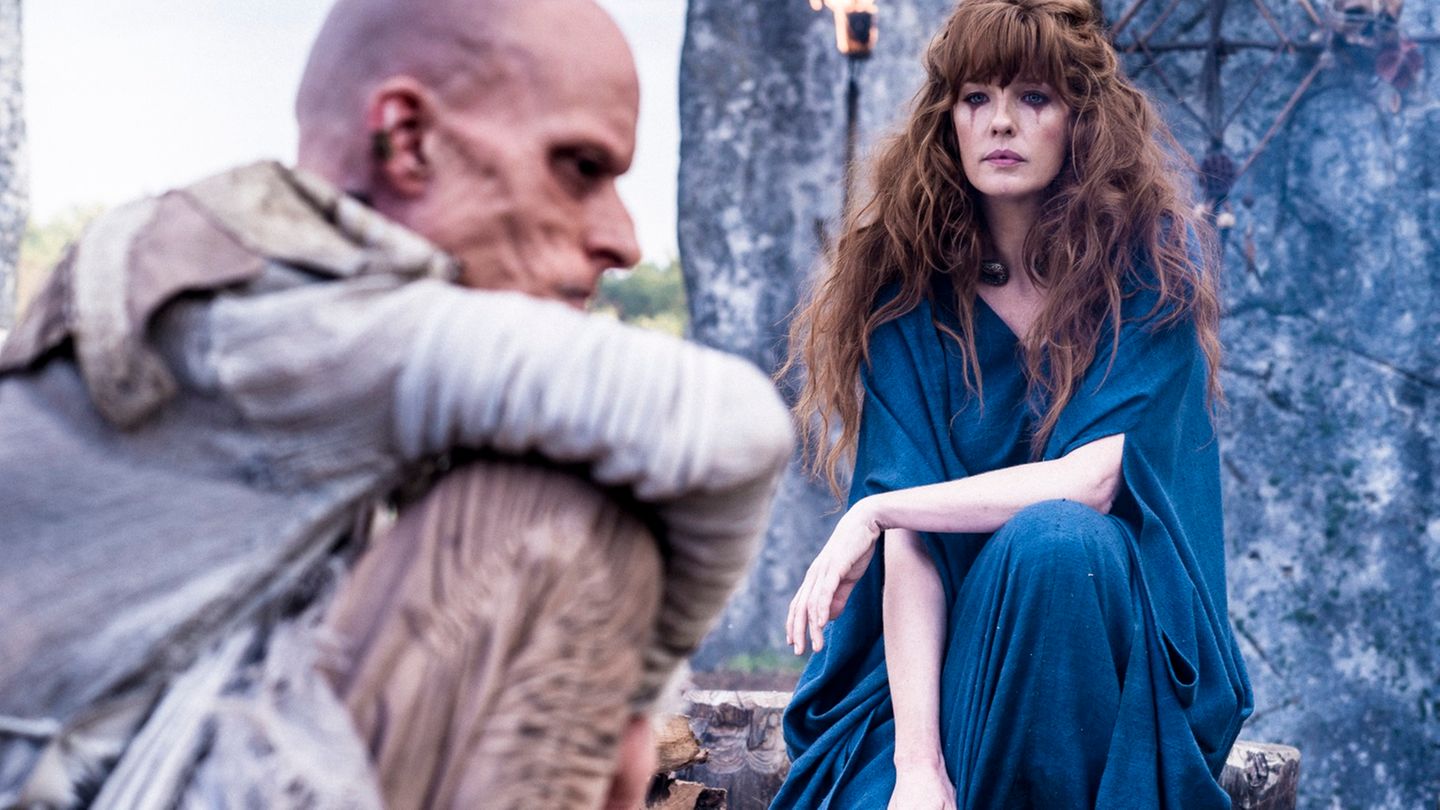 Nach "GoT"-Ende: Britannia (2018-heute) In Deutschland ging die furiose Serie über die Invasion Brittaniens durch die Römer weitgehend unter. Es ist 43 nach Christus und General Plautius will das heidnische Großbritannien unterwerfen - seine Widersacher sind keltische Prinzessinnen und Königinnen. Neben der Geschichte der Kämpfe "heidnische Barbaren gegen Römer" ist die Serie auch ein ausgewachsenes Gruselspektakel. Dafür sorgen nicht nur die Rituale der Druiden, auch der römische Feldherr ist nicht das, was er zu sein vorgibt. Game of Thrones Faktor Schlachten Clash der Kulturen Horror Starke Kriegerinnen Britannia (2018-heute) In Deutschland ging die furiose Serie über die Invasion Brittaniens durch die Römer weitgehend unter. Es ist 43 nach Christus und General Plautius will das heidnische Großbritannien unterwerfen - seine Widersacher sind keltische Prinzessinnen und Königinnen. Neben der Geschichte der Kämpfe "heidnische Barbaren gegen Römer" ist die Serie auch ein ausgewachsenes Gruselspektakel. Dafür sorgen nicht nur die Rituale der Druiden, auch der römische Feldherr ist nicht das, was er zu sein vorgibt. Game of Thrones Faktor Schlachten Clash der Kulturen Horror Starke Kriegerinnen